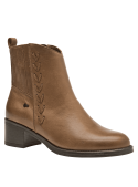 Botín de cuero camel para mujer, diseño clásico y casual, ideal para uso diario por su estilo y funcionalidad.
