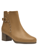 Botín de cuero camel para mujer, con textura granulada y diseño elegante que combina estilo casual y sofisticado.