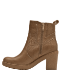 Botín chelsea camel de cuero para mujer, con lengüeta trasera que facilita su colocación y diseño rústico casual.