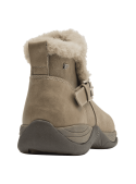 Botín taupe de mujer con diseño acogedor y media caña, ofreciendo estilo y confort en climas fríos.