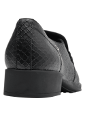Zapato de mujer en cuero negro, diseño mocasín con textura reptil y detalle metálico, perfecto para ocasiones formales.