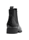 Botín Chelsea femenino en cuero negro, textura reptil y suela baja, práctico y elegante para uso diario.