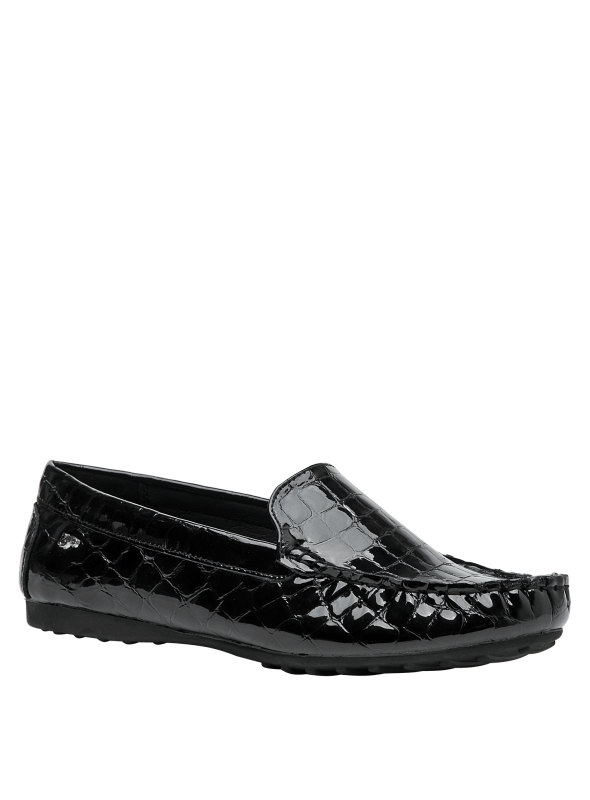 Mocasín de cuero café para mujer, estilo charol, con acabado brillante y textura reptil, ideal para ocasiones casuales.