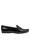 Mocasín femenino de charol negro, textura reptil y suela de goma. Sofisticado y práctico para el uso diario.