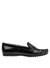 Mocasín femenino de charol negro, textura reptil y suela de goma. Sofisticado y práctico para el uso diario.