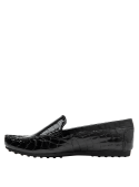 Mocasín de mujer en cuero negro charol, sin cordones, acabado reptil brillante, suela plana de goma para comodidad y estilo.