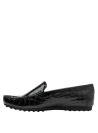 Mocasín de mujer en cuero negro charol, sin cordones, acabado reptil brillante, suela plana de goma para comodidad y estilo.