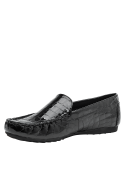 Mocasín de mujer en cuero negro charol, textura reptil y acabado brillante, ideal para ocasiones casuales.