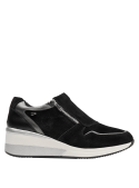 Zapatilla casual de cuero negro para mujer, perfecta para el día a día, con un toque elegante y moderno.