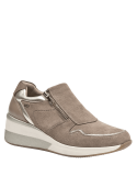 Zapatilla de cuero taupe para mujer, funcional y práctica, perfecta para el día a día, con diseño sofisticado.