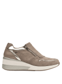 Zapatilla casual taupe para mujer, de cuero, con amortiguación adicional gracias a su suela ligeramente elevada.