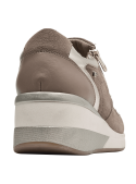 Moderna zapatilla taupe de cuero para mujer, sin cordones, con acabado de gamuza que aporta suavidad y estilo.