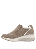 Elegante zapatilla taupe de cuero para mujer, ideal para un look urbano, con detalles contrastantes en el talón.