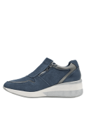 zapatilla de cuero azul para mujer, ideal para un look casual, con suela elevada que mejora la amortiguación al caminar