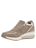 Zapatilla de cuero taupe para mujer, estilo casual, con cierre lateral y suela gruesa para mayor comodidad diaria.