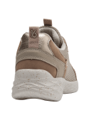 Zapatilla casual taupe para mujer, con suela antideslizante que mejora estabilidad en superficies variadas.