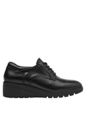 Zapato casual de cuero negro para mujer, estilo oxford con detalles refinados y suela estable.