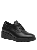Elegante zapato oxford de cuero negro para mujer, ideal para ocasiones laborales y salidas casuales.