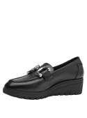 Zapato casual de cuero negro, plataforma y suela acanalada para mejor tracción, diseño elegante para mujer.
