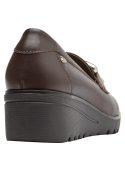 Mocasín de cuero marrón para mujer, con suela acanalada que mejora tracción, ideal para uso diario con comodidad.