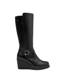 Bota negra de mujer con caña alta y plataforma de cuña, detalle decorativo de hebilla, estilo casual y moderno.