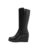 Bota casual de cuero negro con diseño elegante, ideal para invierno, proporcionando altura y comodidad diaria.