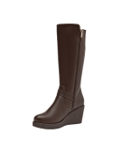 Elegante bota marrón de cuero con plataforma de cuña, combinando altura y confort para uso diario en climas fríos.