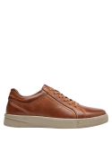 Zapatilla de cuero camel para hombre, interior acolchado para comodidad diaria y estilo urbano sofisticado.