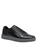 zapatilla casual negra de cuero para hombre con talón elevado que proporciona buen soporte al arco del pie.