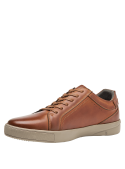 Zapatilla de cuero camel para hombre, diseño elegante con perforaciones laterales que mejoran la ventilación.