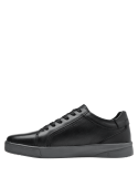 zapatilla casual negra de cuero para hombre con suela gruesa y resistente, ofreciendo durabilidad y comodidad al caminar.