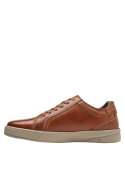 Zapatilla camel de cuero para hombre, con suela gruesa y costuras sutiles que refuerzan su estructura.