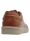 Zapatilla casual de cuero camel para hombre con acabado liso y cordones centrales para ajuste personalizado.