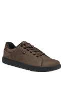 zapatilla urbana café de cuero para hombre, versátil y cómoda, adecuada para caminar largas distancias.