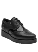 Calzado oxford de cuero negro para mujer, mezcla de acabados brillantes y mates, adecuado para looks formales y casuales.