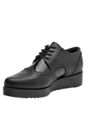 Zapato de mujer en cuero negro, estilo casual oxford con suela gruesa dentada, ideal para uso prolongado y seguro.