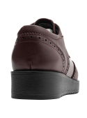 Zapato oxford burdeo de cuero con acabados brillantes y mates, ideal para ocasiones formales o casuales.