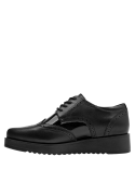 Calzado oxford negro de cuero para mujer, diseño casual con perforaciones decorativas y cordones tradicionales.