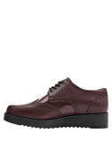 Zapato oxford de cuero burdeo para mujer, diseño robusto y suela dentada para comodidad y seguridad.