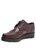 Zapato oxford burdeos con perforaciones brogue, suela dentada gruesa y cordones para ajuste personalizado.