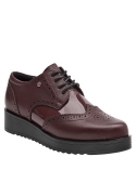 Zapato oxford burdeos de cuero para mujer, detalles brogue, acabado brillante y mate, ideal para estilo casual elegante.
