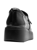 Zapato mocasín de mujer en cuero negro, con diseño cerrado y suela tipo plataforma que aporta altura y confort.