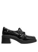 Calzado versátil de cuero negro para mujer, estilo mocasín charol, adaptable a atuendos formales y casuales.
