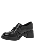 Mocasín charol negro para mujer, tacón ancho mediano, ideal para uso diario y atuendos formales.