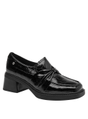 Mocasín negro de charol para mujer, con acabado brillante y lazo decorativo en cuero, elegante y moderno.