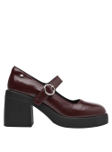 Calzado burdeos tipo Mary Jane, cuero charol, con taco estable y correa que ofrece ajuste seguro y estilo versátil.