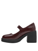 Zapato Mary Jane en color burdeos, cuero charol, con correa ajustable y taco cuadrado, perfecto para uso diario.