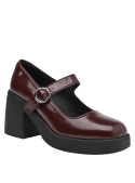 Zapato burdeos de mujer estilo Mary Jane con acabado charol y correa con hebilla metálica para un look elegante y seguro.