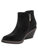 Botín de gamuza negro con tacón cuña, cierre lateral elástico y suela robusta para buena tracción en ciudad.