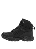 Calzado outdoor masculino en cuero negro, ideal para trekking, con suela gruesa y tracción para terrenos irregulares.